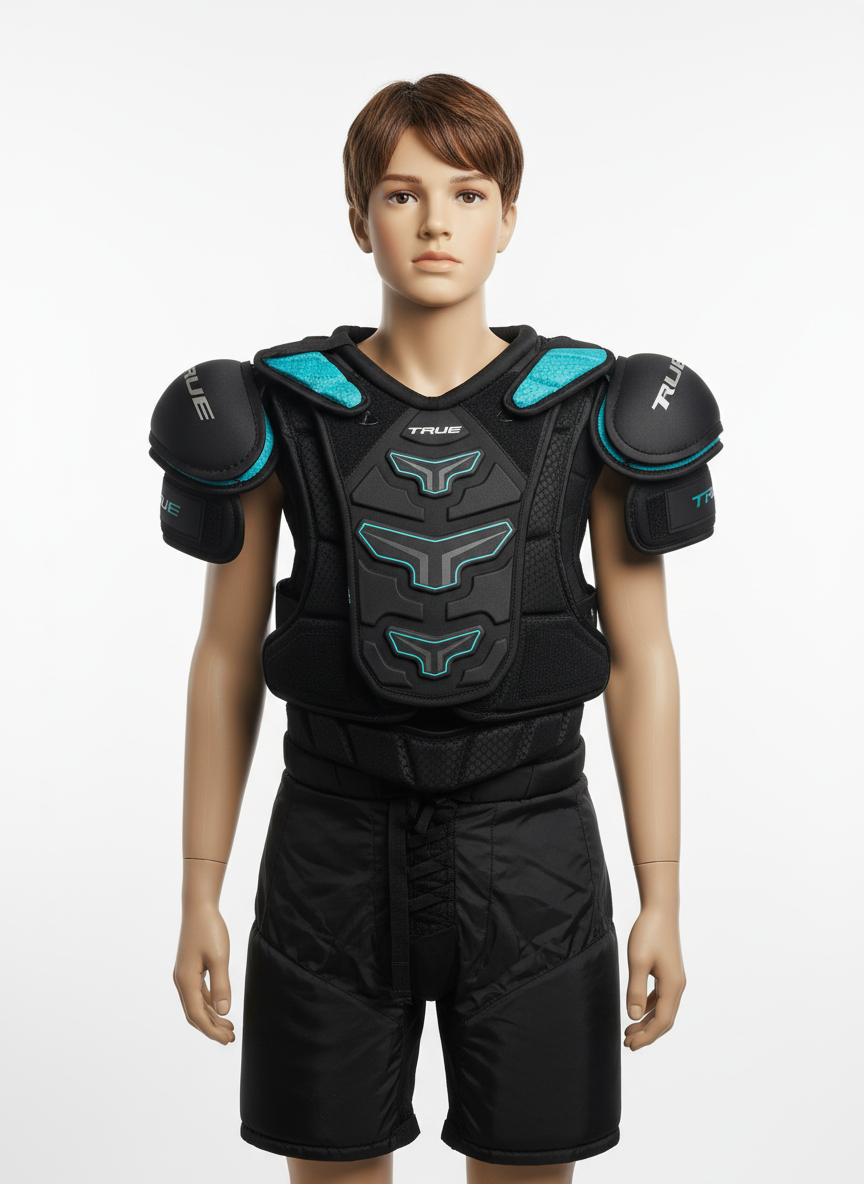 Plastron True sur mannequin enfant avec pantalon de hockey